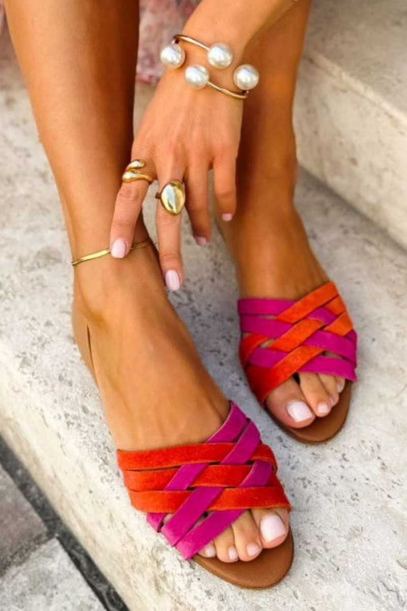 Weiße Sandalen mit Farbblock-Crossover-Riemen und offener Zehenpartie