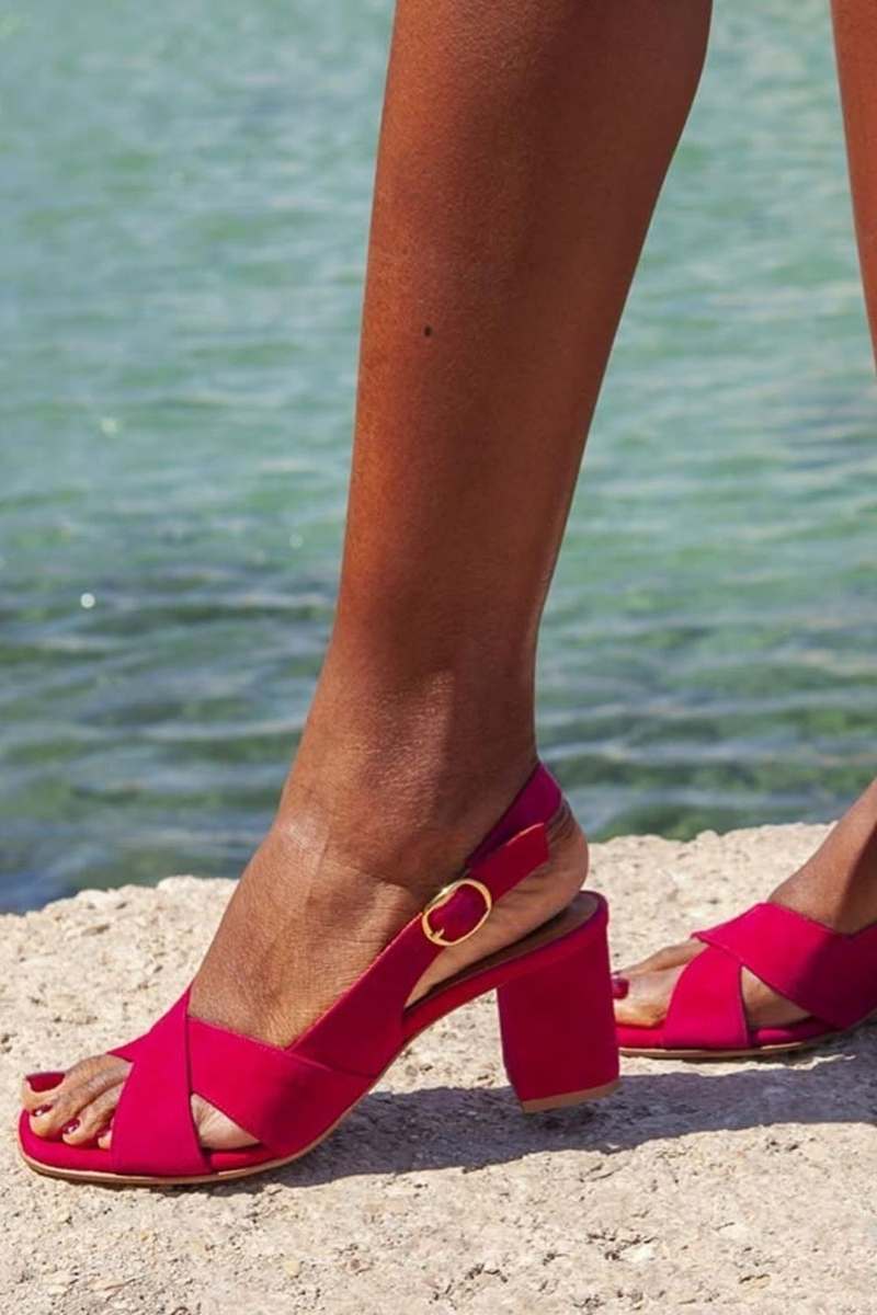 Sandales à talon bloc avec bride croisée en suédine synthétique à bride arrière [Précommande]