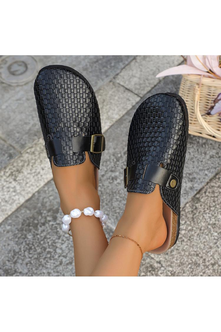 Mule casual de bico redondo com fivela decorativa e tira tecida de cor sólida