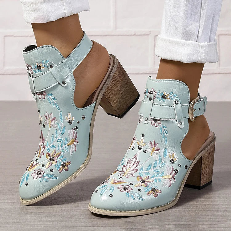 Zapatos de tacón grueso con punta redonda, tachuelas y bordado floral 