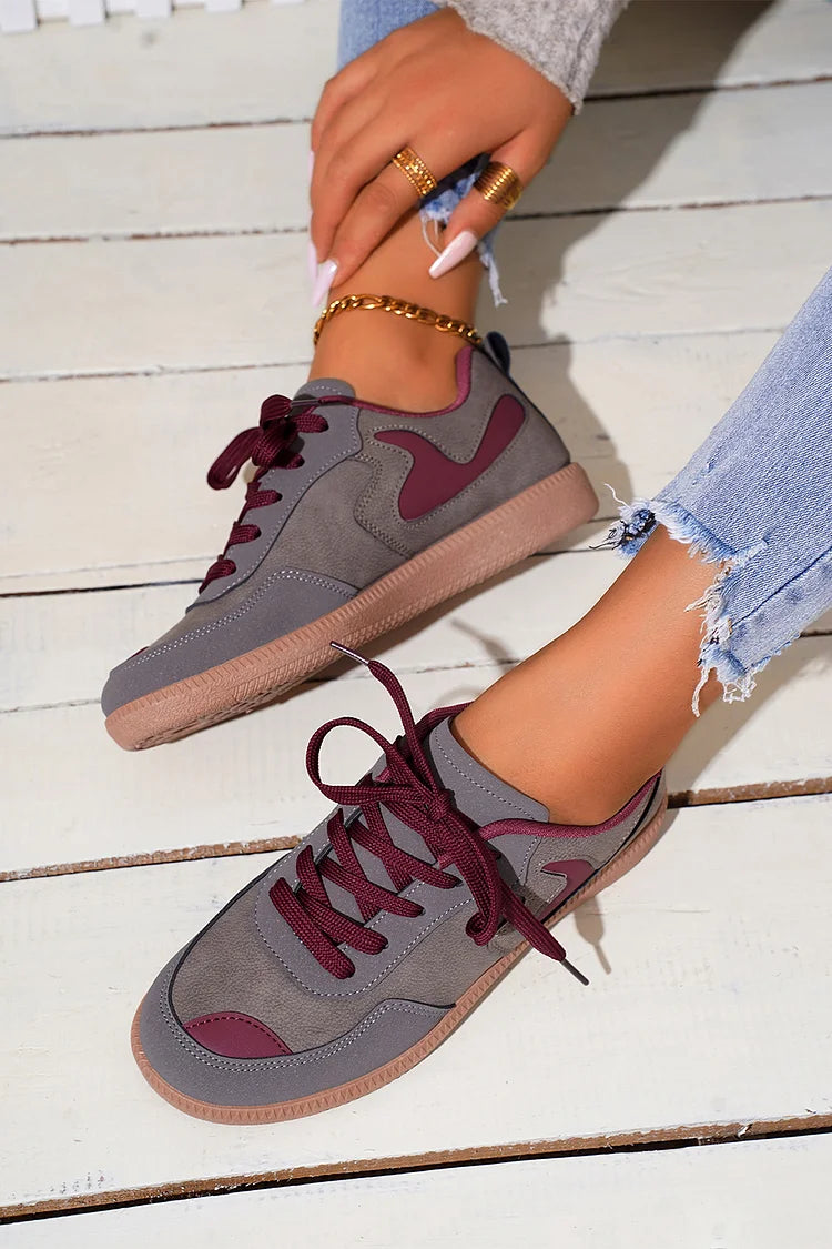 Sneakers casual con lacci, punta rotonda e suola morbida, a blocchi di colore