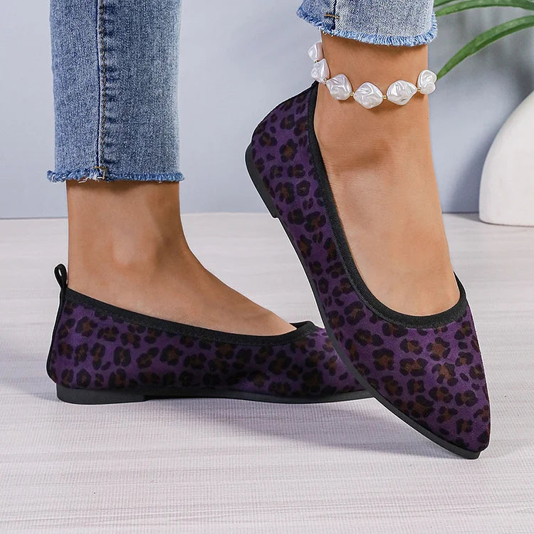 Zapatos planos casuales con punta puntiaguda y ribete en contraste y estampado de leopardo 