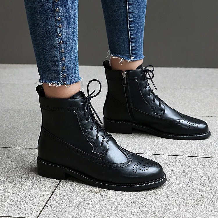 Stivaletti alla caviglia con lacci e punta tonda traforata in tinta unita