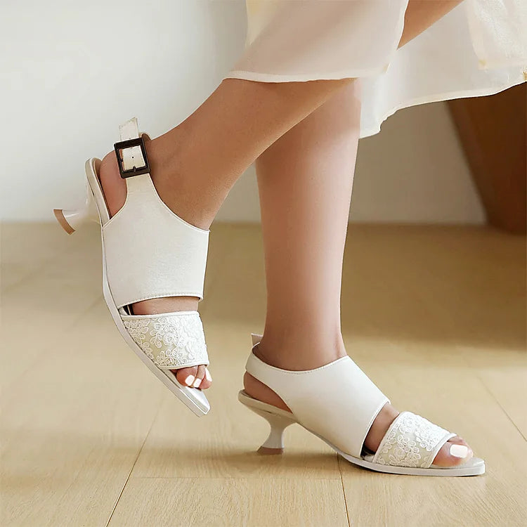 Sandały na obcasie z odkrytymi palcami, wycięciami i kwiatowym wzorem, z paskiem na pięcie