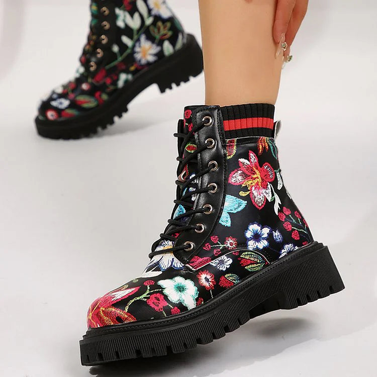 Mehrfarbige Patchwork-Stiefeletten mit Blumenmuster und runder Zehenpartie und klobigem Absatz