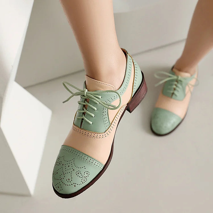 Oxford brogue con punta tonda e lacci colorblock e tacco basso a blocco
