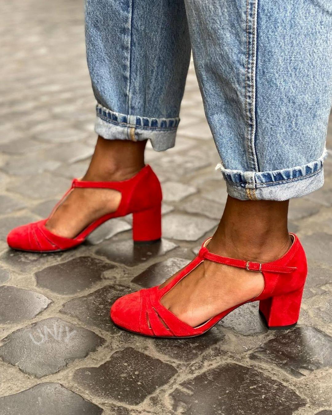 Décolleté vintage in pelle scamosciata rossa con cinturino a T, punta tonda e tacco a blocco