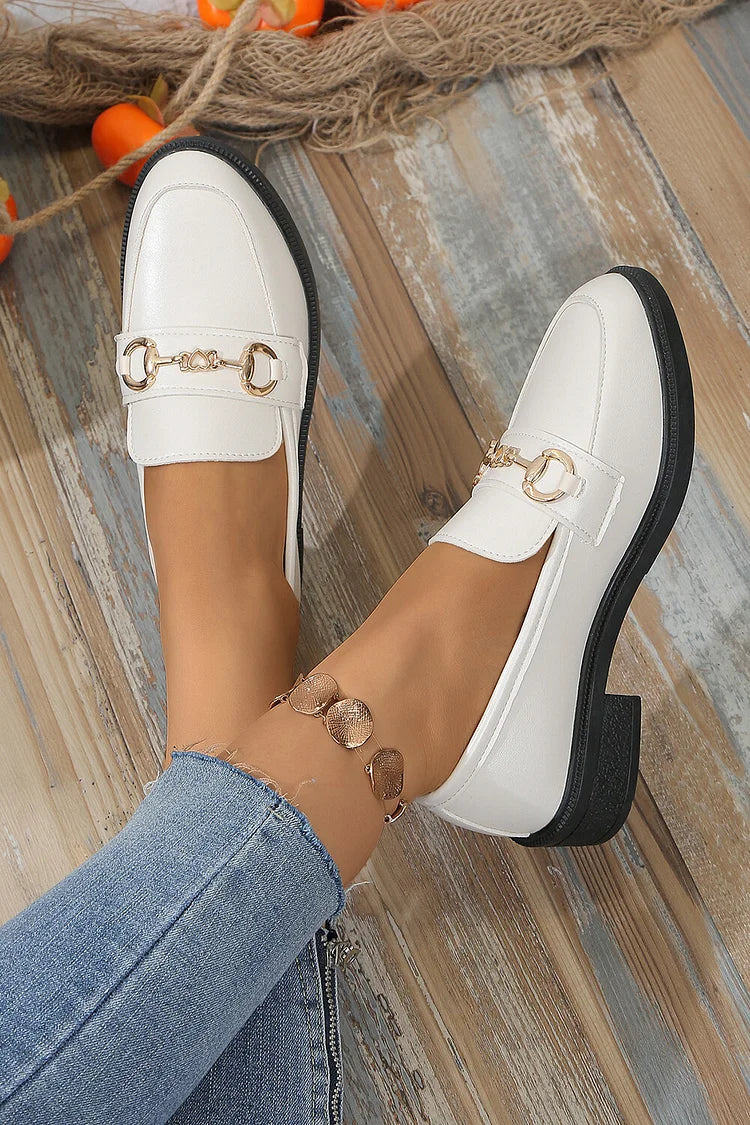 Mocassini con tacco basso e punta tonda, decorati con patchwork in tinta unita e fiocco