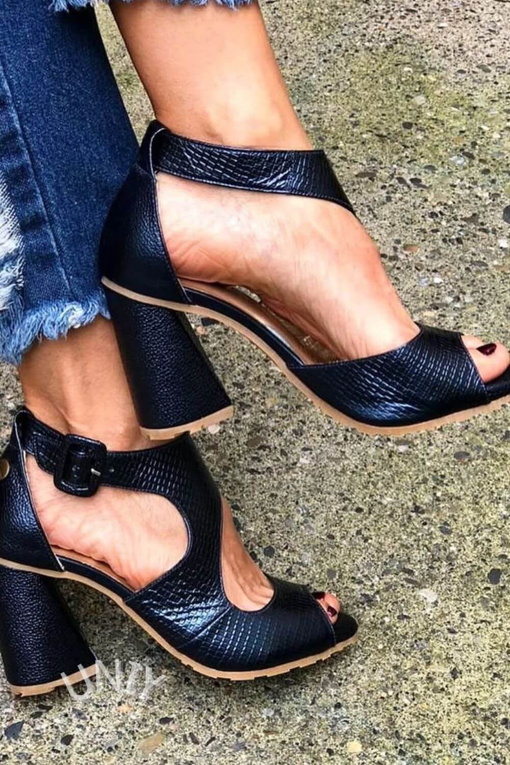 Sandali con tacco spesso, punta aperta, cinturino con fibbia testurizzata [Pre-ordine]