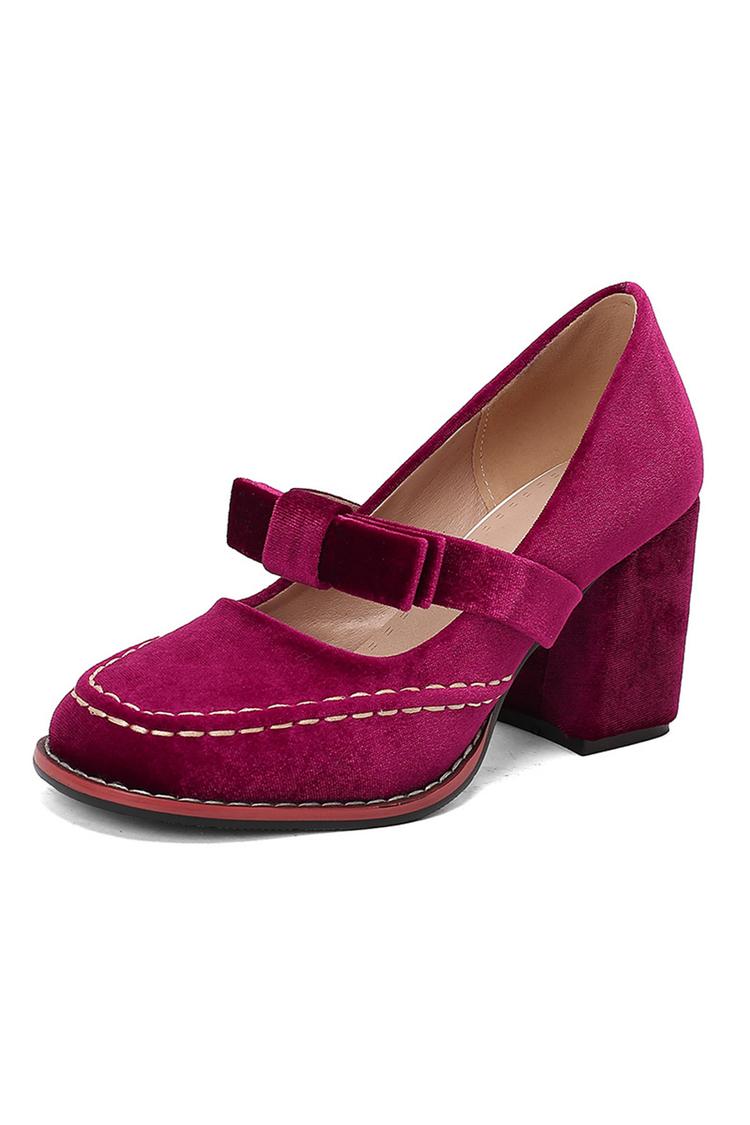 Punta tonda, tacco grosso, cinturino sul collo del piede, dettagli cuciti, fiocco decorativo 