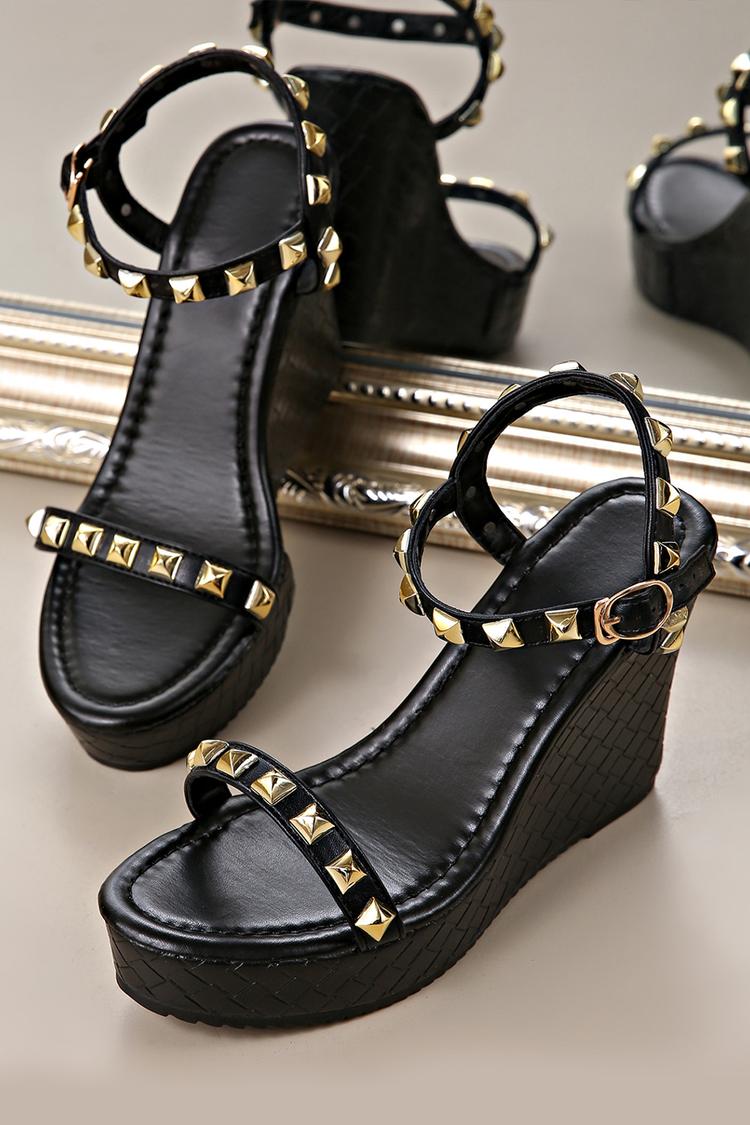 Zeppe con punta tonda, cinturino alla caviglia con fibbia e rivetti in metallo