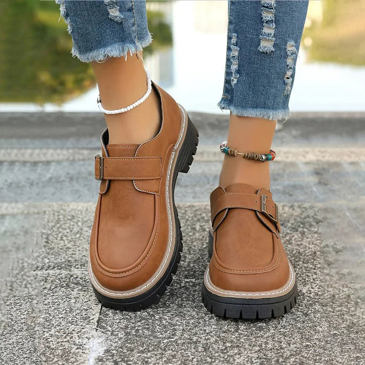 Paski z klamrą w stylu patchwork, mokasyny z okrągłym noskiem w jednolitym kolorze