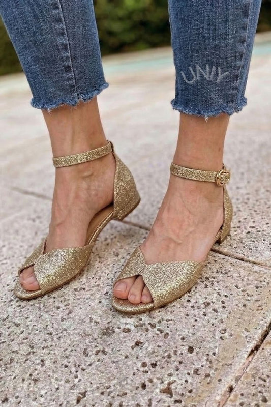 Elegantes sandalias planas doradas con purpurina, puntera abierta y tira en el tobillo [Preventa]
