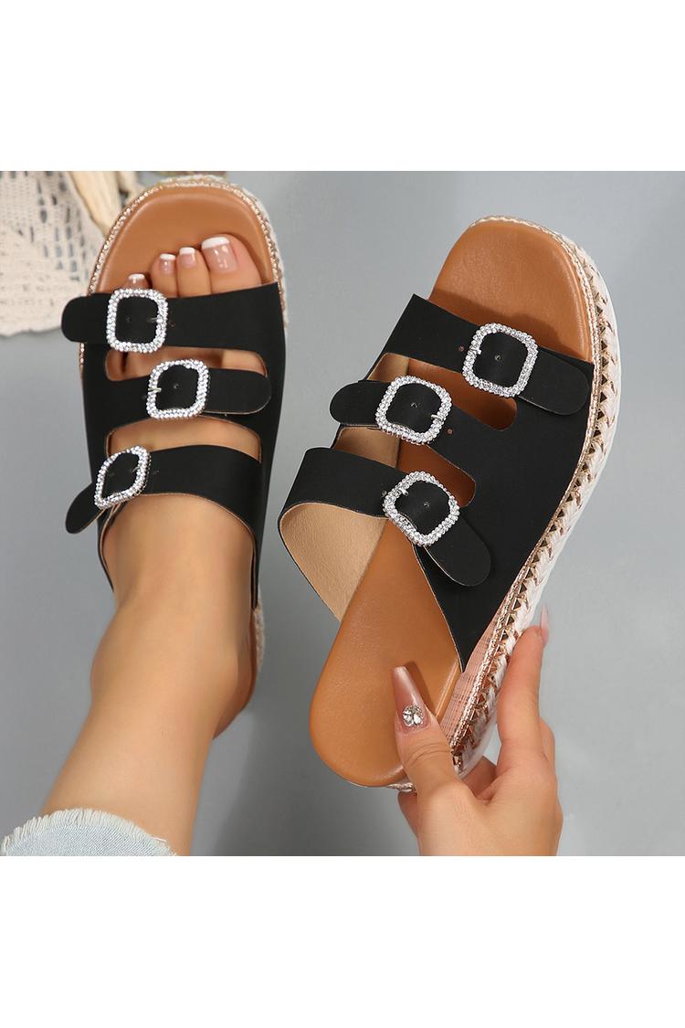 Ciabatte con zeppa a punta quadrata, con fibbia multi-cinturino e rivetti in metallo 