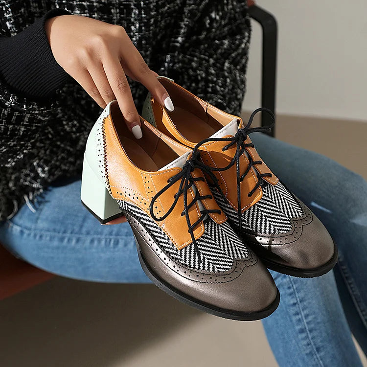 Oxford Brogues com atacadores, biqueira redonda, salto grosso, bloco de cores em patchwork