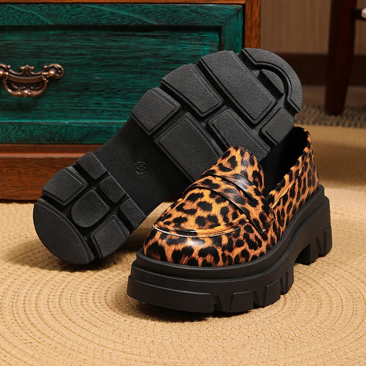 Mokasyny z niskim, szerokim obcasem, okrągłym noskiem i wzorem w cętki w stylu patchworkowym