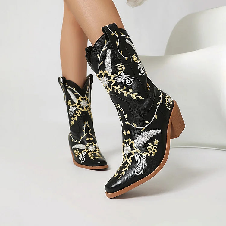 Botas vaqueras con tacón grueso y punta puntiaguda y parches con bordado floral