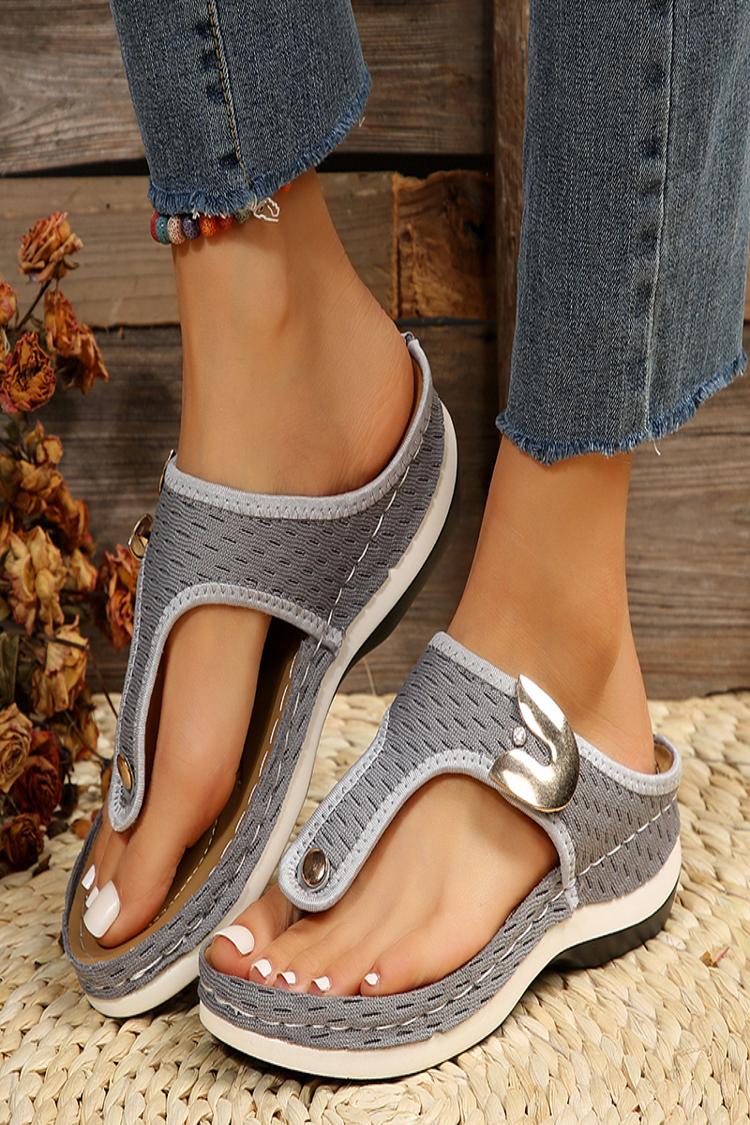 Chanclas de cuña con hebilla en forma de U de aleación y costura decorativa 