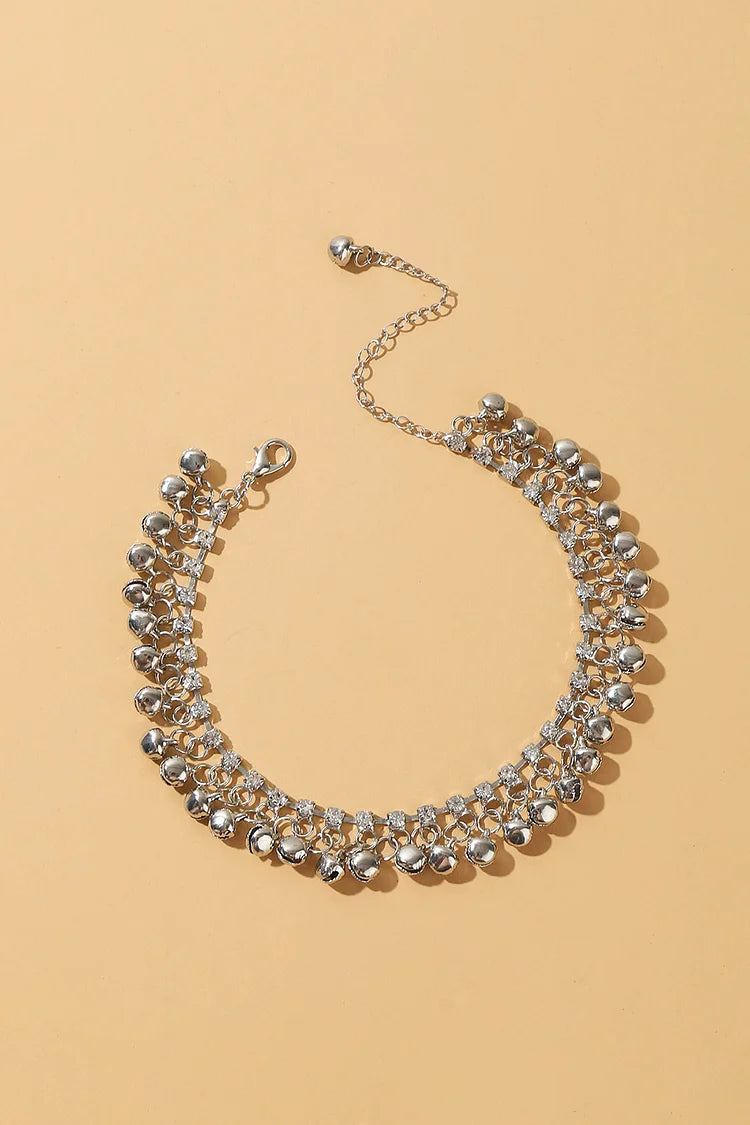 Cavigliera alla moda con frange a campana e lucentezza metallica con decorazioni in strass 