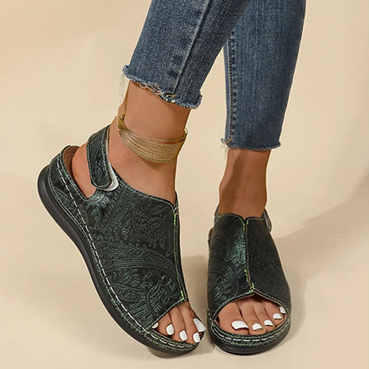 Sandálias tipo slingback com padrão tribal texturizado e bico aberto