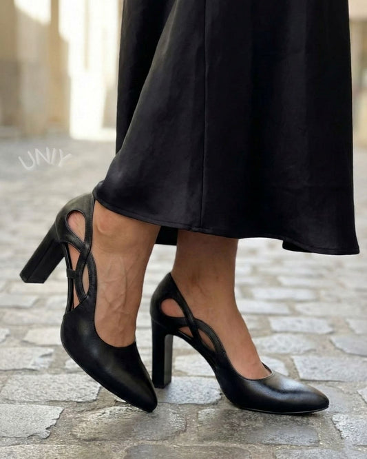 Elegante schwarze spitze Schuhe mit geschwungenem Seitenausschnitt und Blockabsatz
