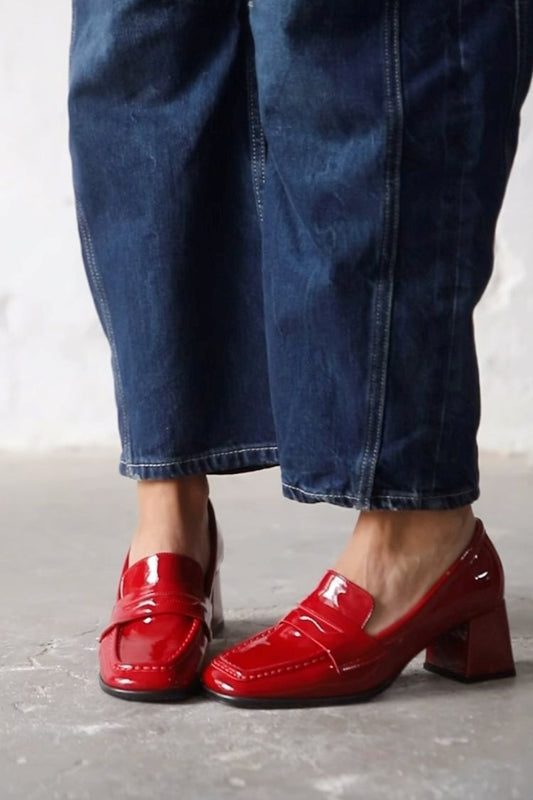 Tacones de bloque rojos, cómodos, versátiles y con punta cuadrada y parches de charol [Reserva] 