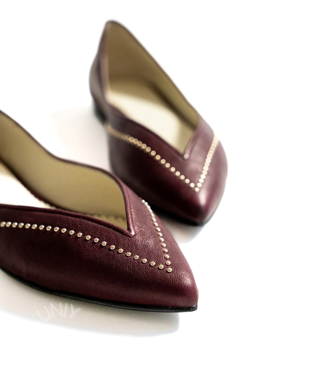 Ballerines bordeaux à bout pointu avec découpe en V et détails cloutés [Précommande]