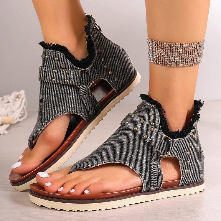 Sandalias tipo chanclas con costura con ribete sin rematar y decoración con tachuelas y hebilla con anilla en forma de O 