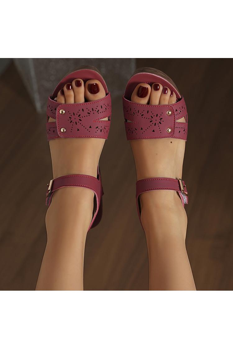 Sandali casual con tacco, punta tonda, tinta unita, con borchie in metallo traforate