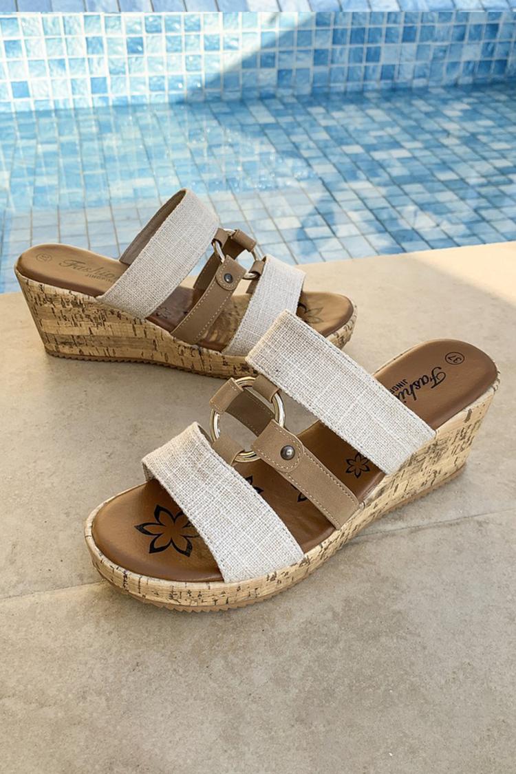 Pantofole casual con zeppa e punta rotonda con cinturino color block e anello in metallo 