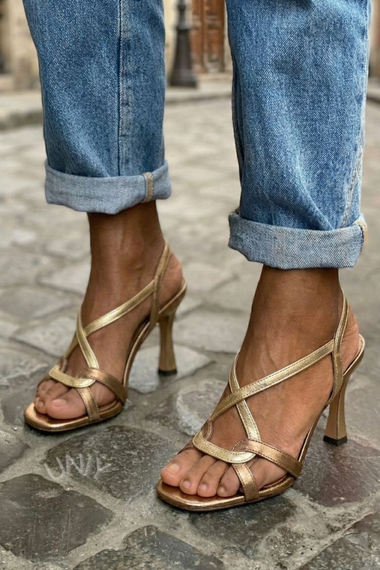 Sandálias de Salto Stiletto com Tiras Cruzadas Metálicas Douradas