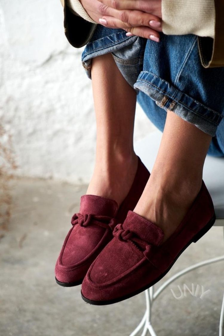 Bordeaux imitatiesuède loafers met knoopdetail en platte zool [Pre Order]
