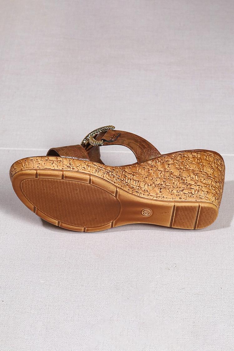 Pantofole casual con zeppa e punta rotonda con stampa serpente e decorazioni in metallo