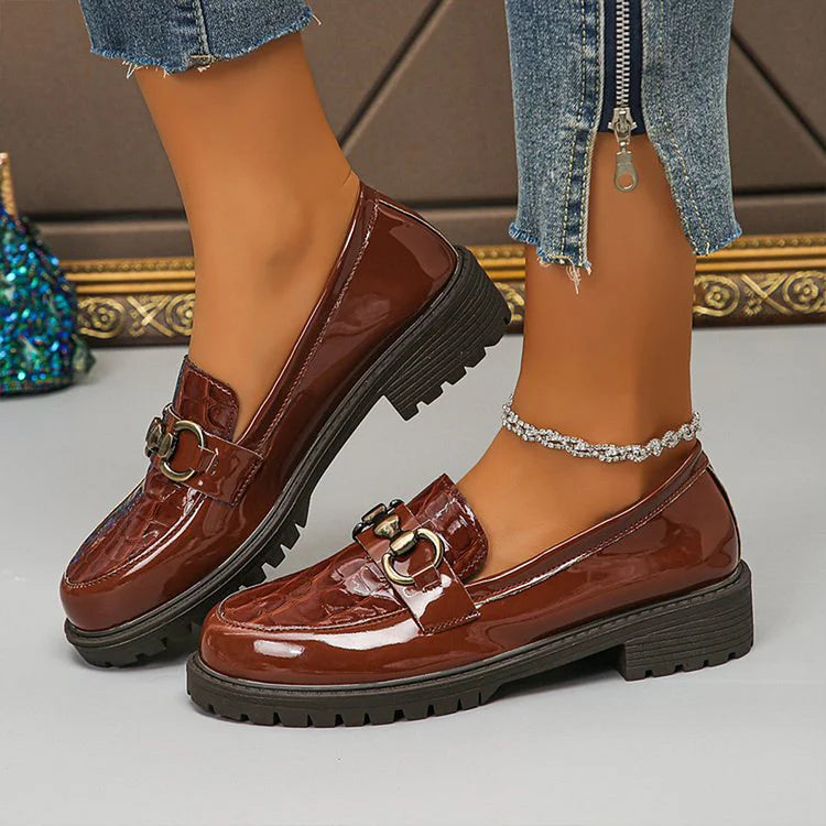 Casualowe mokasyny z okrągłym noskiem, ozdobą w postaci metalowej klamry i wzorem krokodyla