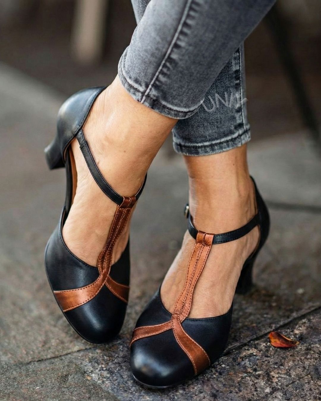 Eleganti décolleté con tacco spesso e cinturino a T in pelle color block [Pre-ordine]
