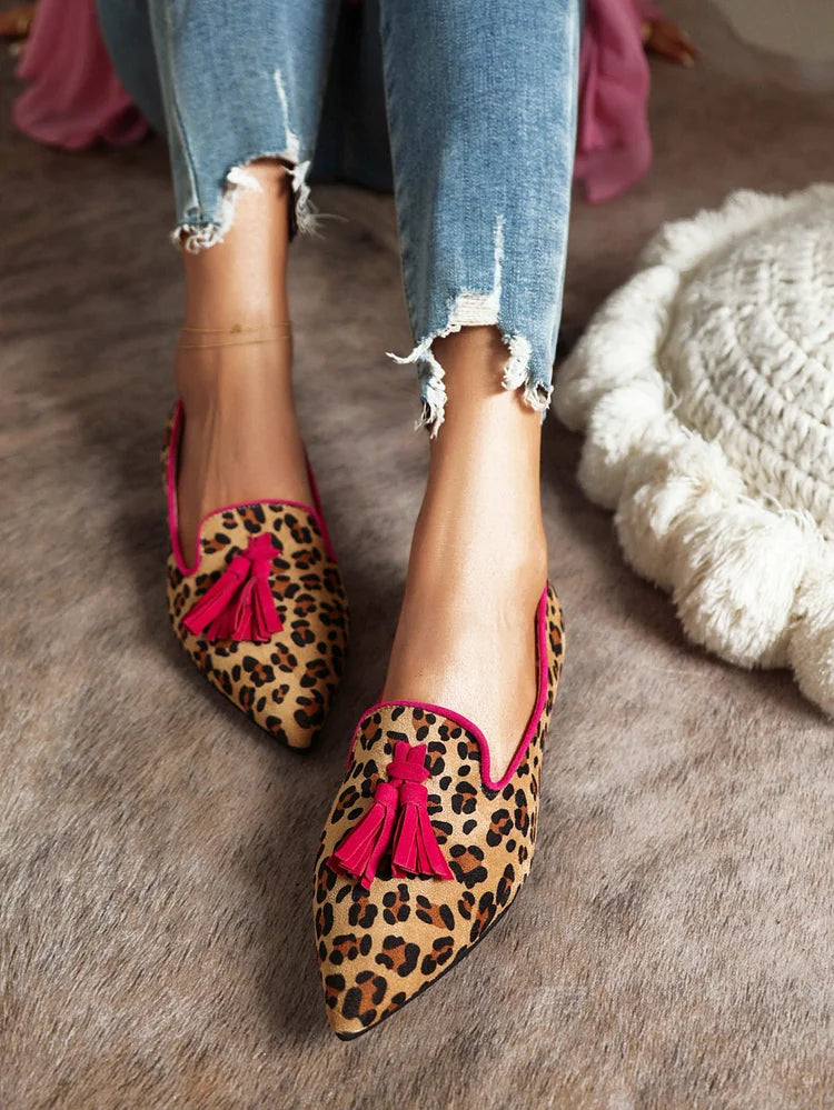 Zapatos planos puntiagudos informales con decoración de borlas de ante sintético y estampado de leopardo para mujer 