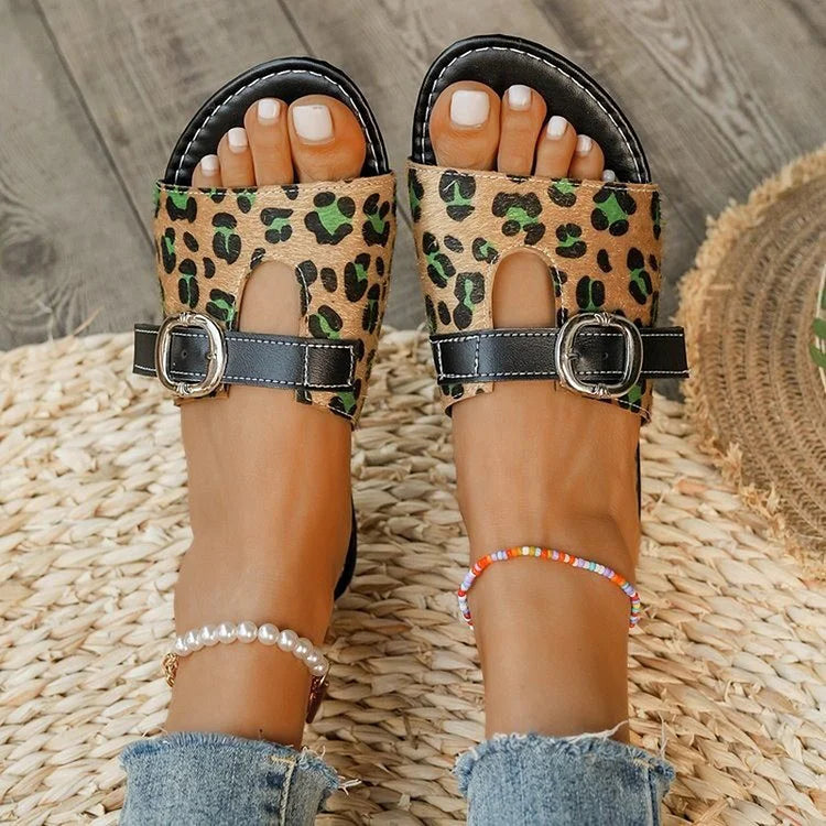 Pantuflas con costura con hebilla y cinturón con estampado de leopardo a juego 