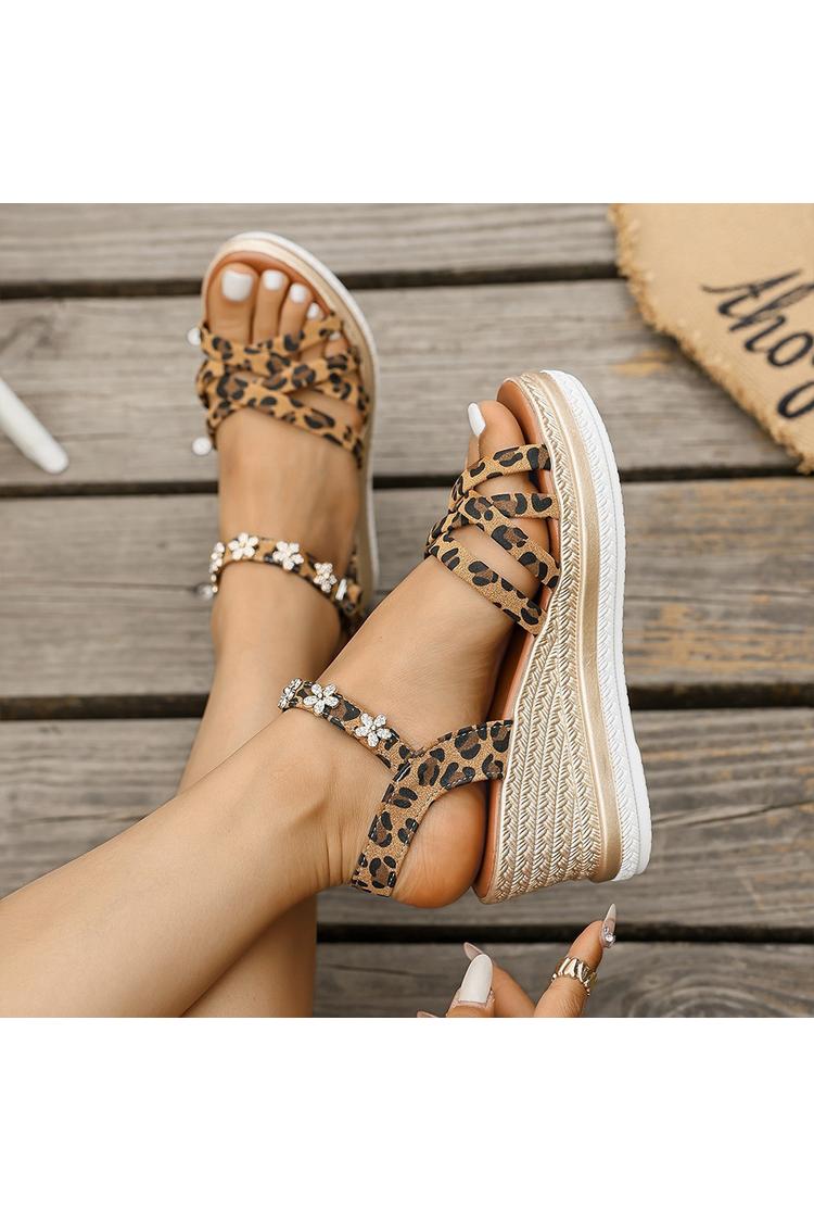 Sandali con zeppa casual con punta rotonda e stampa leopardata, decoro floreale in metallo 