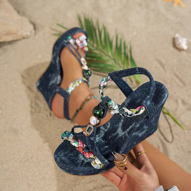 Sandali con zeppa in denim con punta rotonda, cinturino intrecciato e decorazioni di perline 