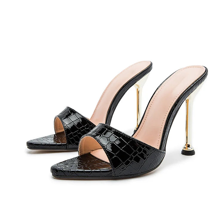 Sandali con tacco altissimo e punta in metallo a forma di bocca di pesce in stile serpente 