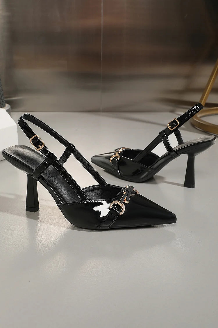 Tacco a spillo con cinturino alla caviglia e fibbia con decorazione in metallo