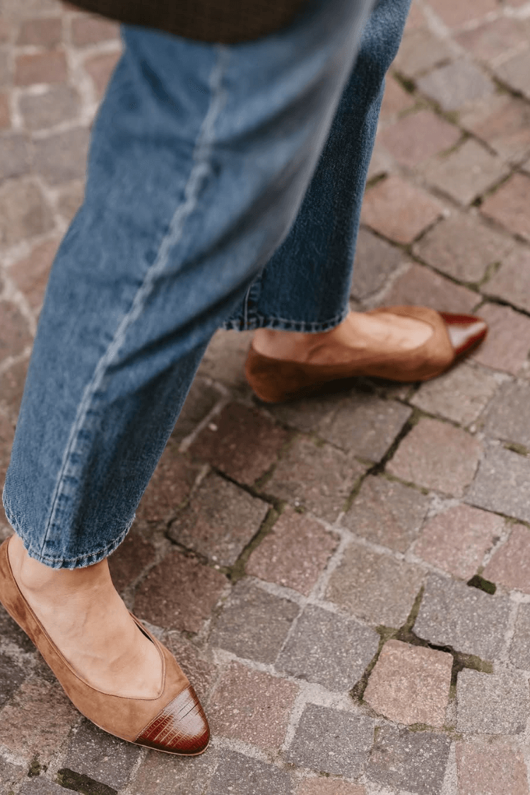 Dwukolorowe zamszowe teksturowane skórzane baleriny z ostrym noskiem [Przedsprzedaż]