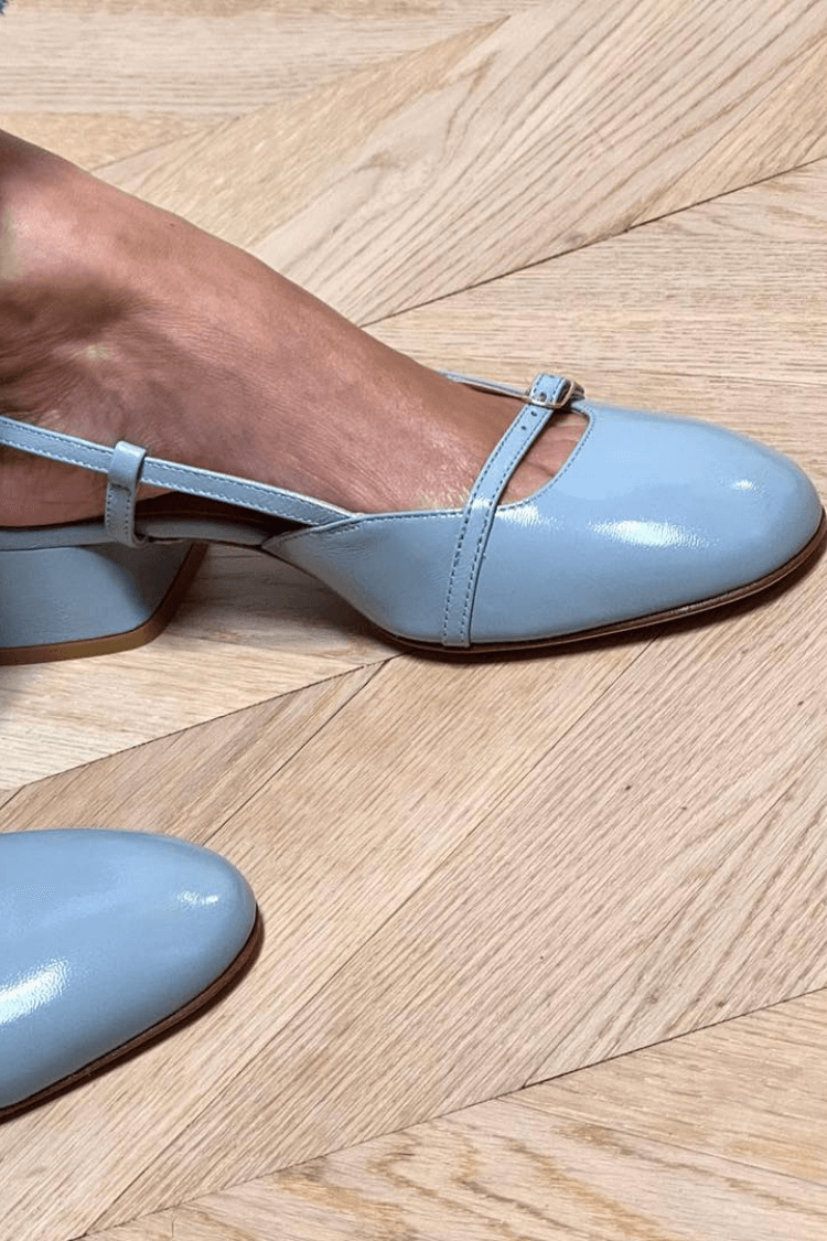 Błyszczące baleriny na płaskim obcasie z kwadratowym noskiem, paskiem na piętę z ekoskóry [Przedsprzedaż]