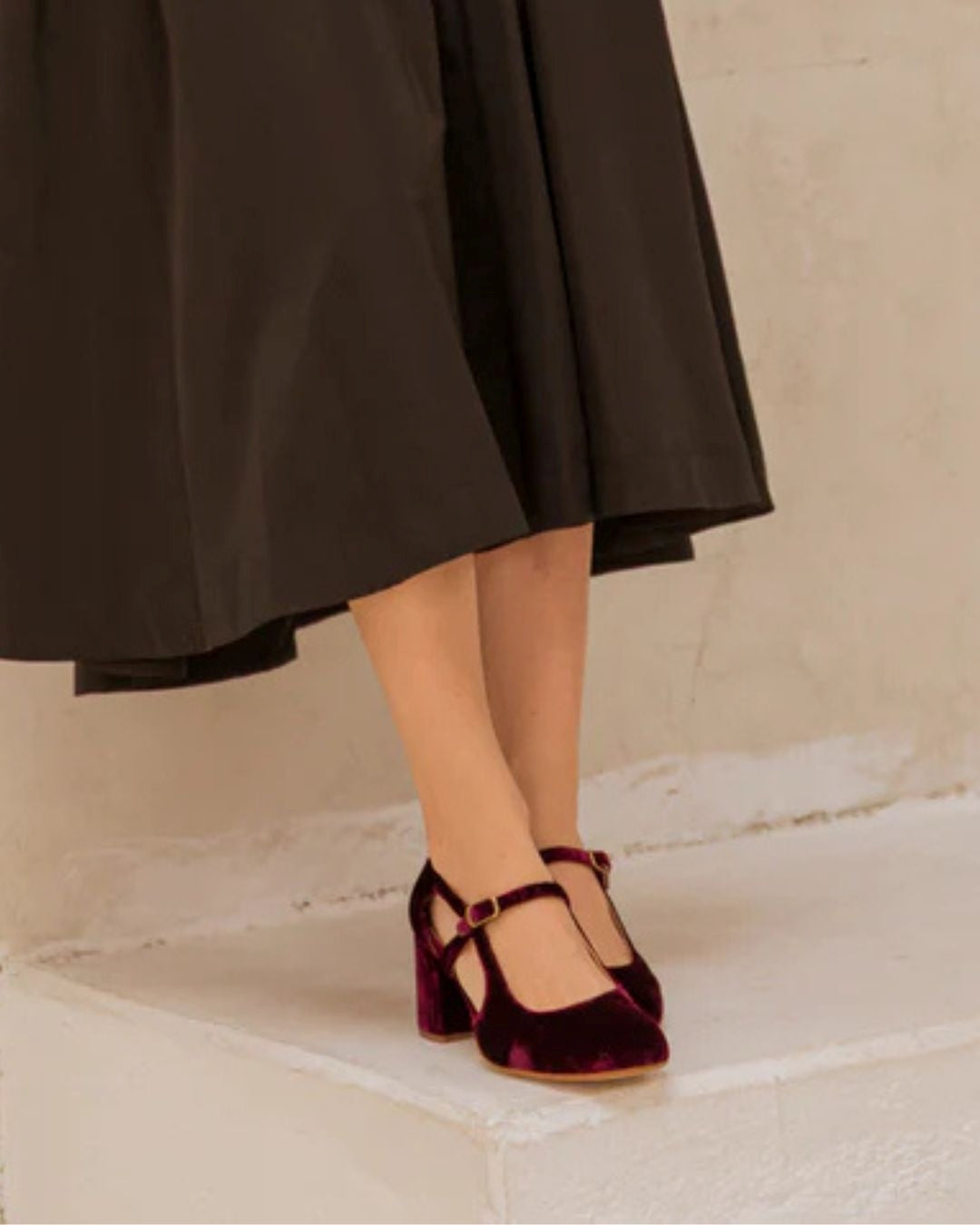 Elegante burgunderrote Samt-Sandaletten mit Knöchelriemen, Cutout und Blockabsatz [Vorbestellung]