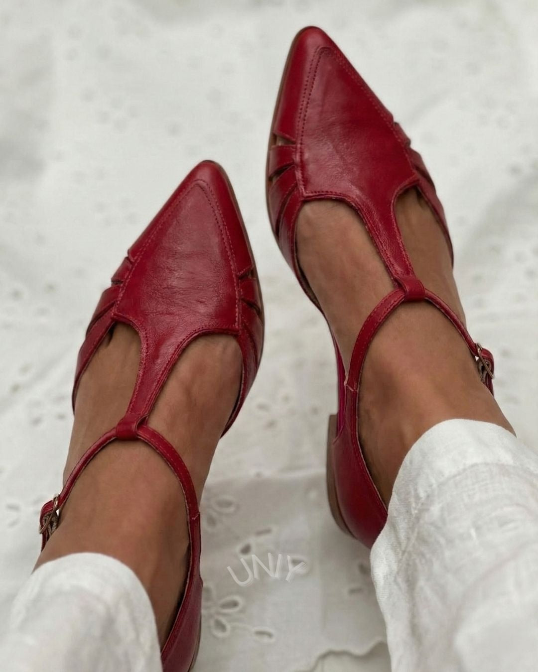 Ballerine Mary Jane rosse con punta a punta, cinturino a T e ritagli [Pre-ordine]