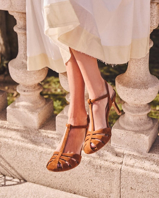 Elegante einfarbige Schnallen-High Heels aus Kunstwildleder mit T-Riemen und Cutout [Vorbestellung]