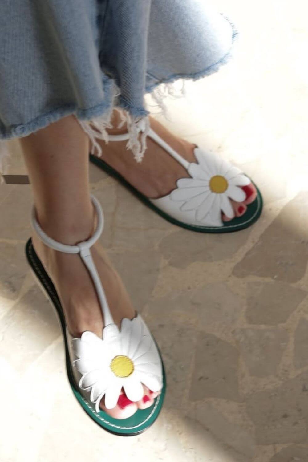 Sandales plates à bride en T en cuir floral avec détail pétale contrasté [Précommande]