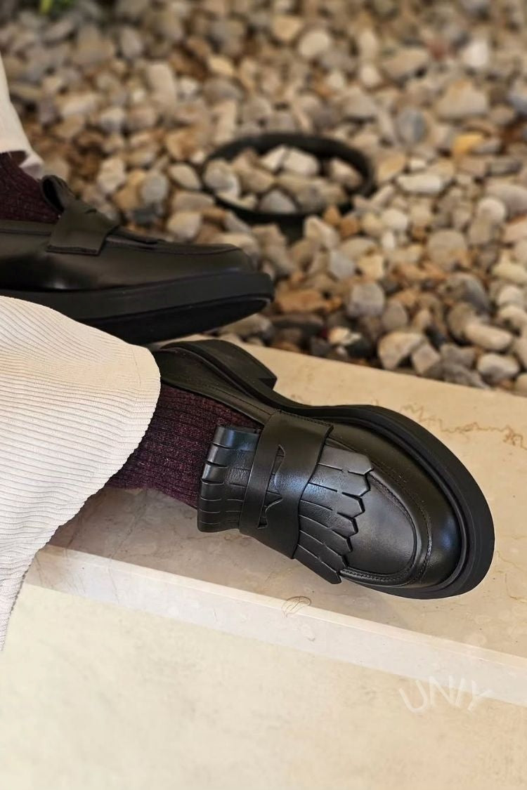Mocassins chunky à plateforme à bout rond noirs Cusal avec franges [Précommande]