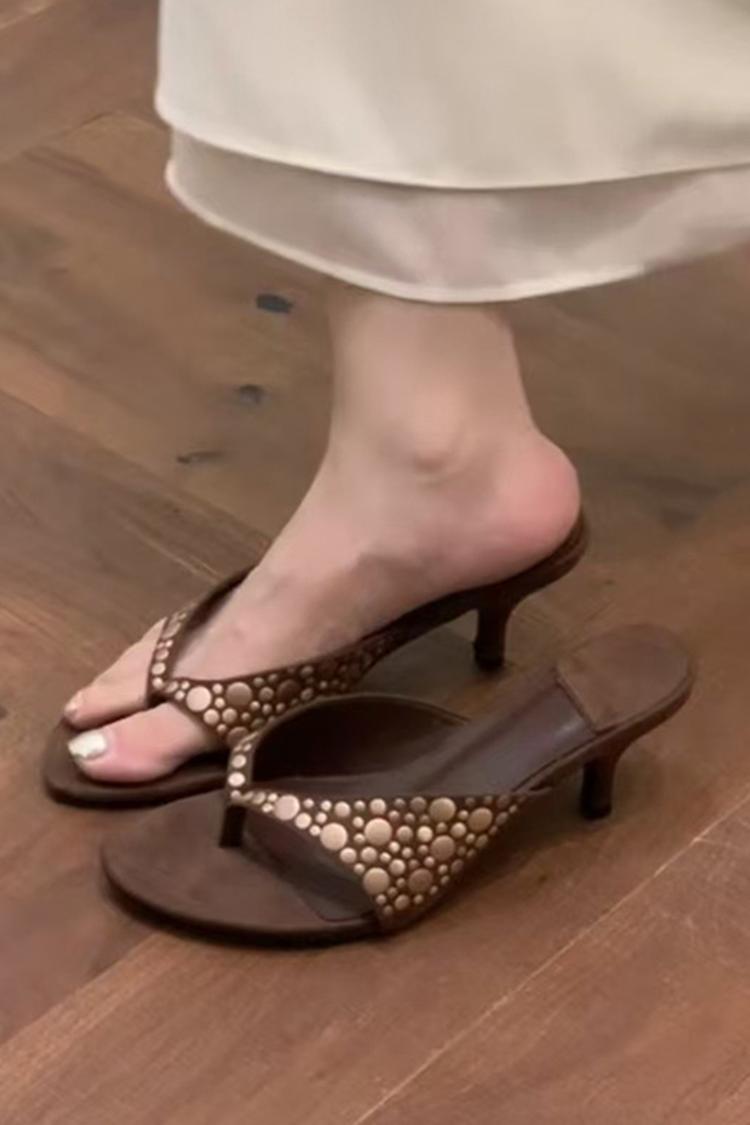 Infradito con tacco a gattino e decorazioni a rivetto retrò - Marrone 