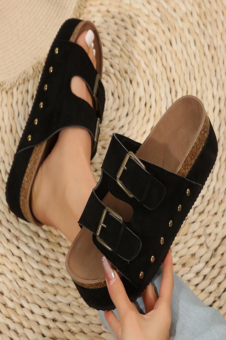 Pantofole con punta tonda e plateau, con fibbia a due cinturini e rivetti in metallo